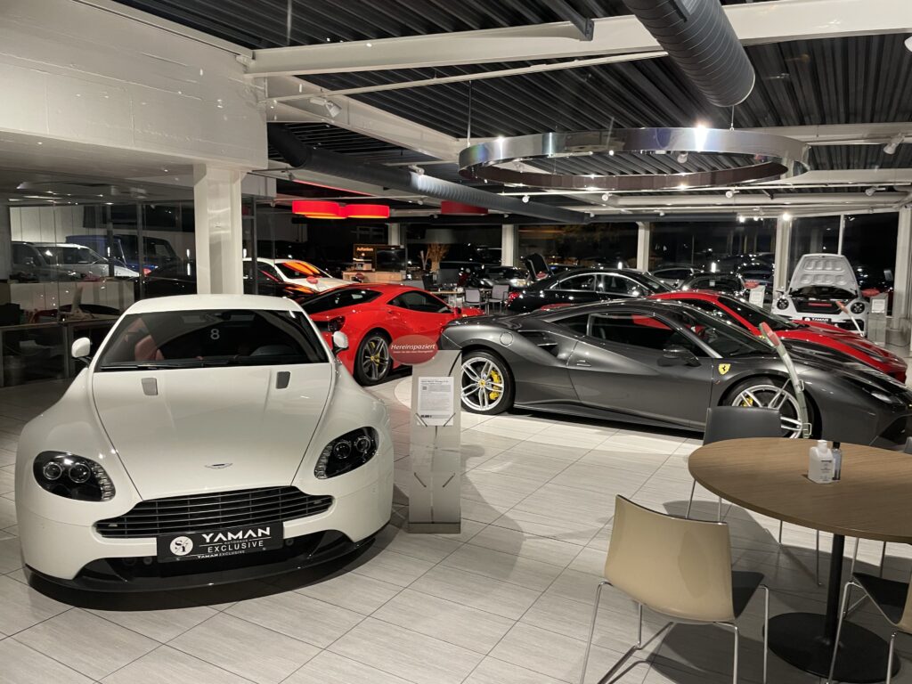 Showroom von Yaman Exclusive — Aston Martin und Ferrari